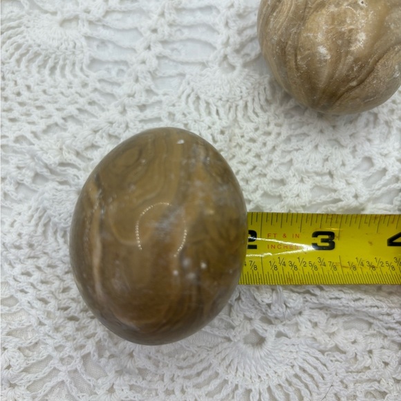 2 polished aragonite eggs - Picture 8 of 10